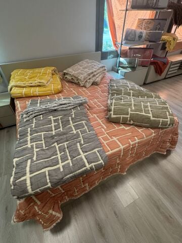 Battal Boy Çift Taraflı Jakarlı 7 Kat Dolgulu Müslin Yatak Örtüsü Labirent